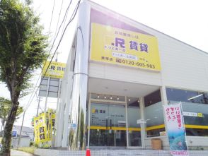 店外写真(黄色の看板が目印!)