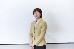 無理して笑ってます。