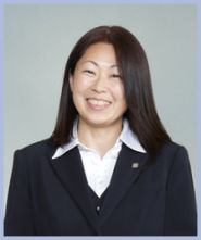 安達 知美