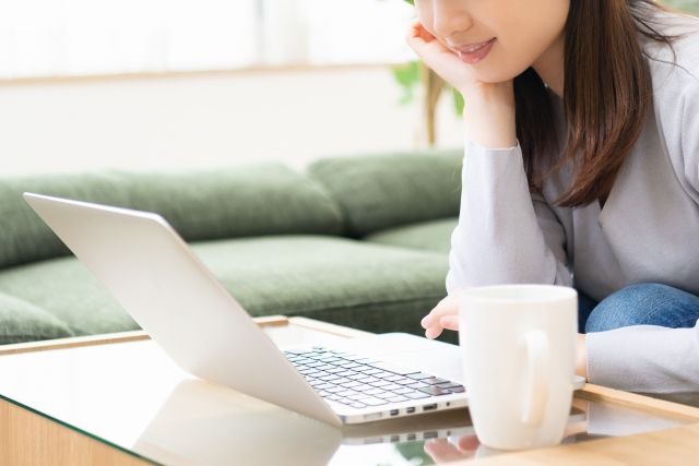 ネットを楽しむ女性