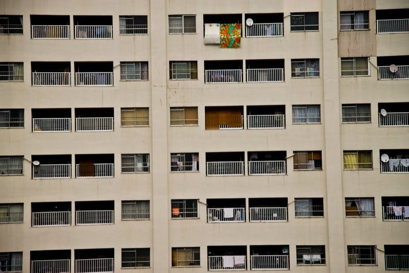 マンション防災 ベランダ仕切り板の蹴破り方と壊れたときの対処法 不動産コラムサイト いえらぶコラム