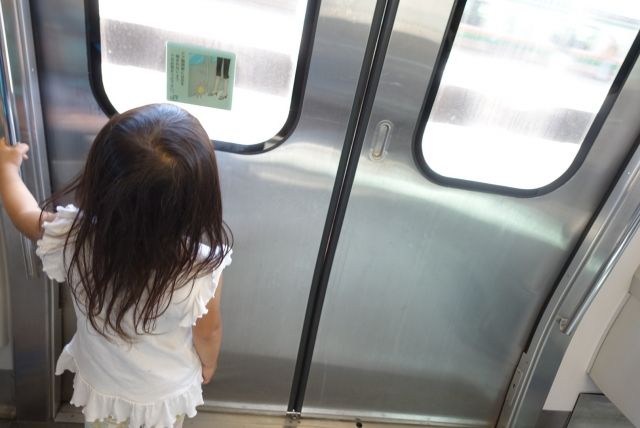 パパママを悩ませる電車内での子どもの行動 行動の理由とマナー対策まとめ 不動産コラムサイト いえらぶコラム